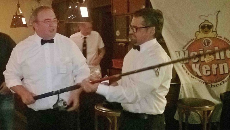 Hauptmann der Schützengilde, Andreas Höver nimmt Maß auf die Enten Hauptmann der Schützengilde, Andreas Höver nimmt Maß auf die Enten
